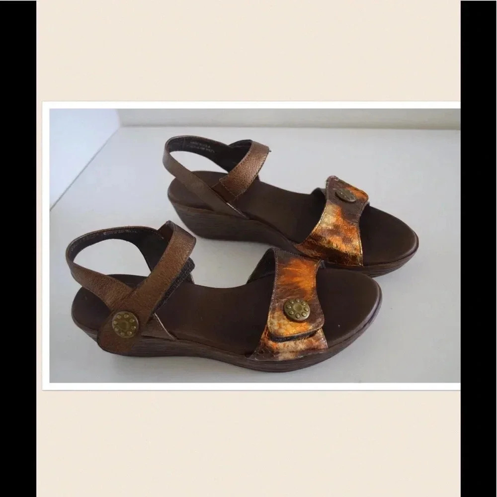 Munro American sandals